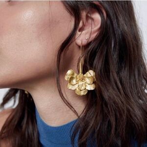 Gold flower drop earrings A15